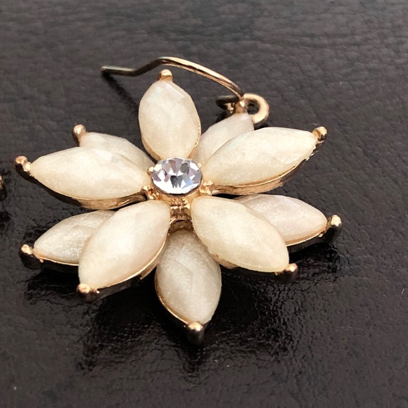 Flower earrings. NWOT - Picture 5 of 7